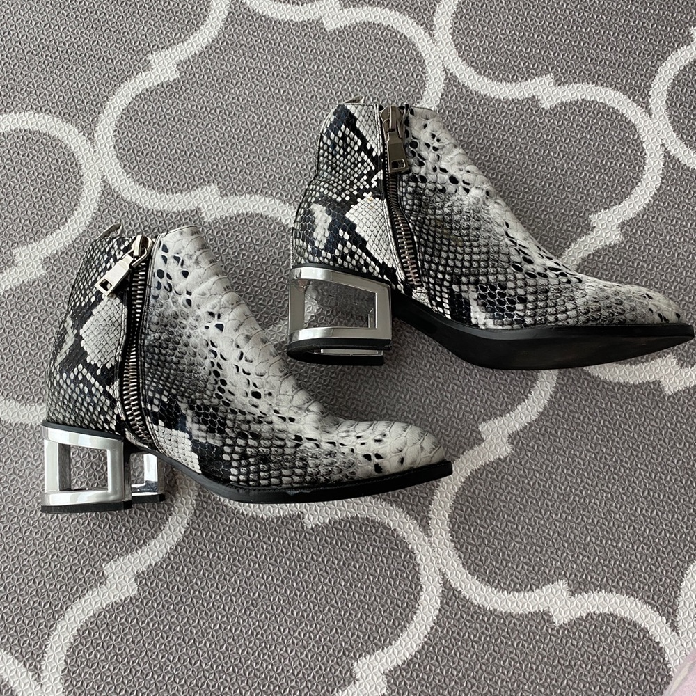 Jeffery Campbell Size 8 Snakeskin Zip Bootie